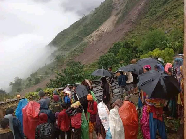 बझाङ पहिराे : ७२ घण्टापछि सेनाको हेलिकप्टर  घटनास्थल पुग्यो, बेपत्ता २३ जनाकाे खाेजी जारी